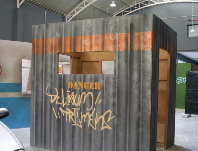 Caseta de obra en el escenario de juego